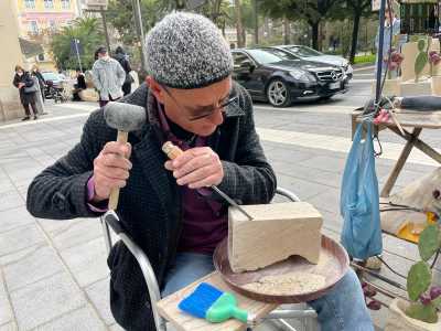 Le sue mani si muovono al ritmo di scalpello, sgorbia e mazzetta: strumenti che utilizza per dar forma ai blocchi di pietra bianca...